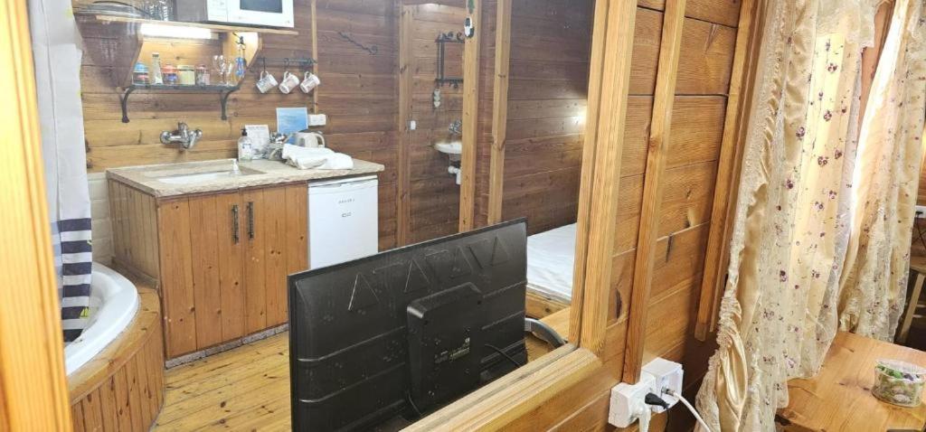 Villa נופש דביר - סוויטות מהממות ובקתה כפרית עם ג'קוזי ליד הכנרת - יש מקלט צמוד Migdal Habitación foto